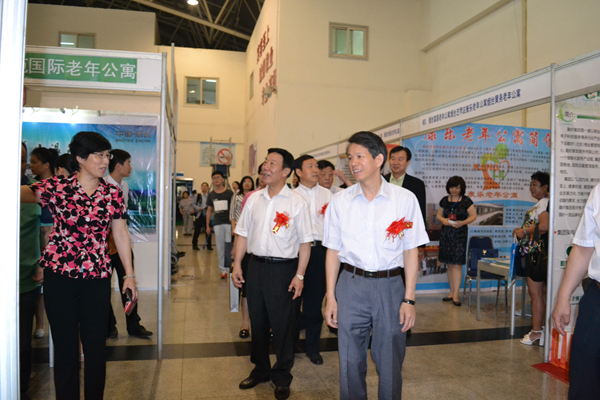 全国老龄办副主任吴玉韶在第六届中国(山东)老博会上视察烟台展厅