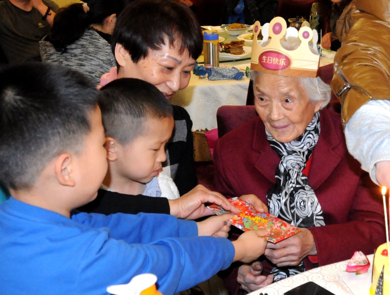 九十五岁崔奶奶  “儿孙满堂”过大寿