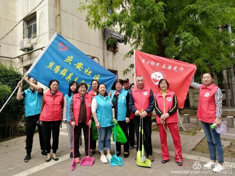 庆安社区开展“迎五一 捡烟头 送颜值”活动