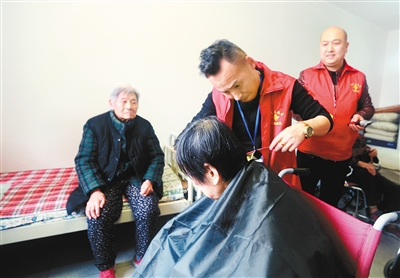 未央区老年福利服务中心有了义务理发员