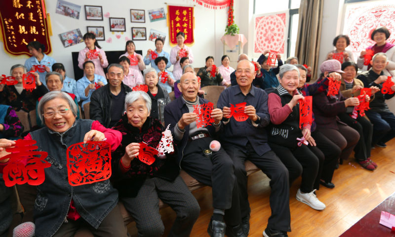 老两口连夜剪出60多幅“福”“寿” 送给老年公寓老人们