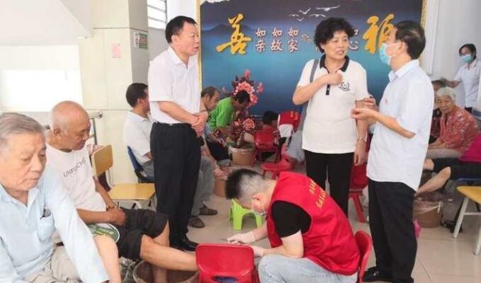 关爱老人团队走进陕鼓社区