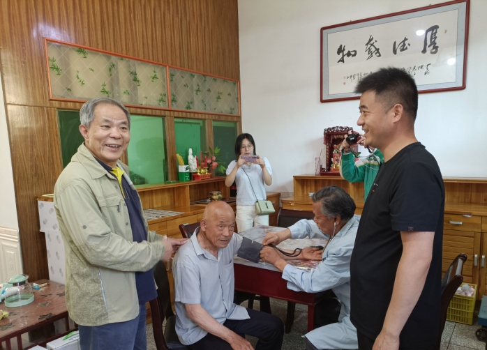 营造以儿女之情关爱高龄特困老人氛围|西安市重新认定命名爱心护理院